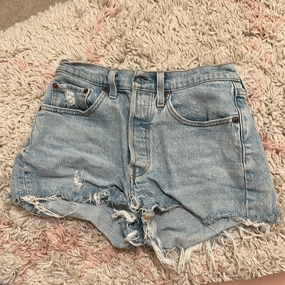 LEVI SIZE 26 shorts - Picture 2 of 2
